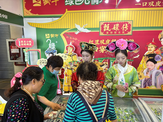 汪小菲试吃,安慕希跨界……在好博会,逛着逛着就吃饱了