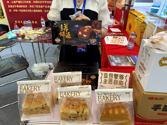 汪小菲试吃,安慕希跨界……在好博会,逛着逛着就吃饱了