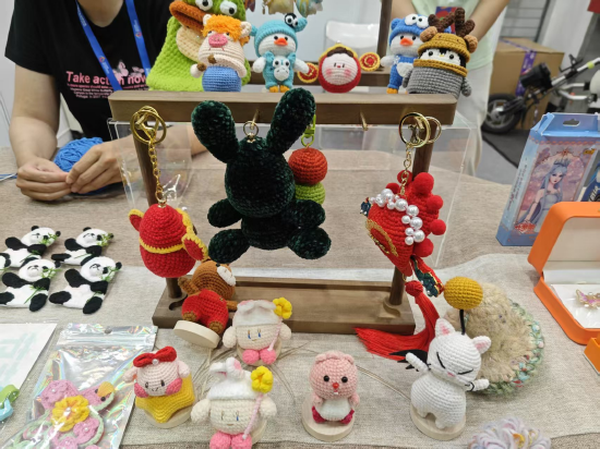 好博会|最细仅三根头发丝，残疾人用钩织文创创收