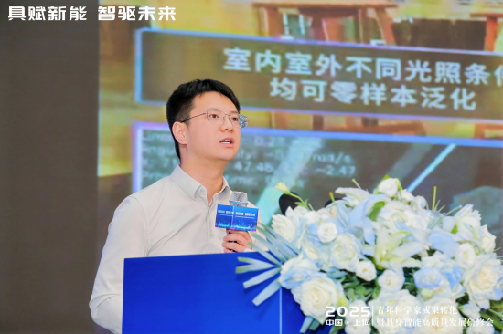 银河通用创始人王鹤勾勒人形机器人产业新图景,合成数据破局具身智能落地