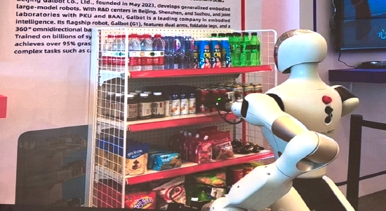 银河通用创始人王鹤勾勒人形机器人产业新图景,合成数据破局具身智能落地