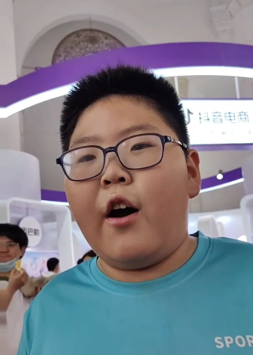 好博会 | 商户现场发“千层糕”,十岁男孩赞称“展会非常好”