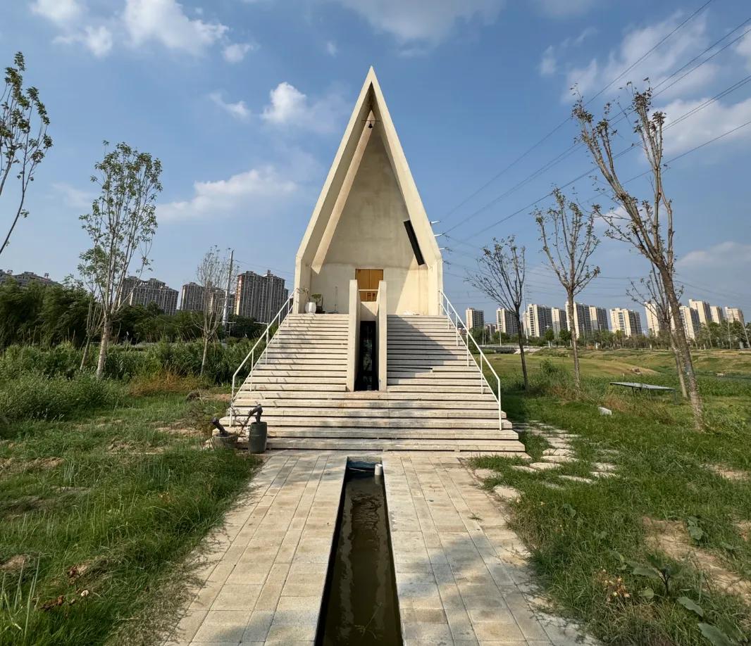 河南新乡“阿那亚分亚”没法打卡了!花了6万元仿建、又花了2万多元改建,仍被法院判决拆除