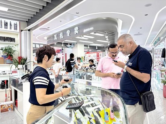 外商涌入华强北“扫货” 人流畅旺折射中国市场强磁力