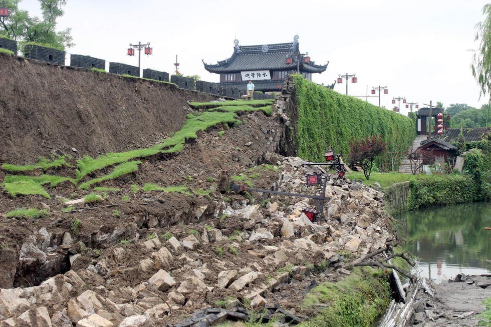 如何调整雨刮松紧度？调整中有哪些注意事项？