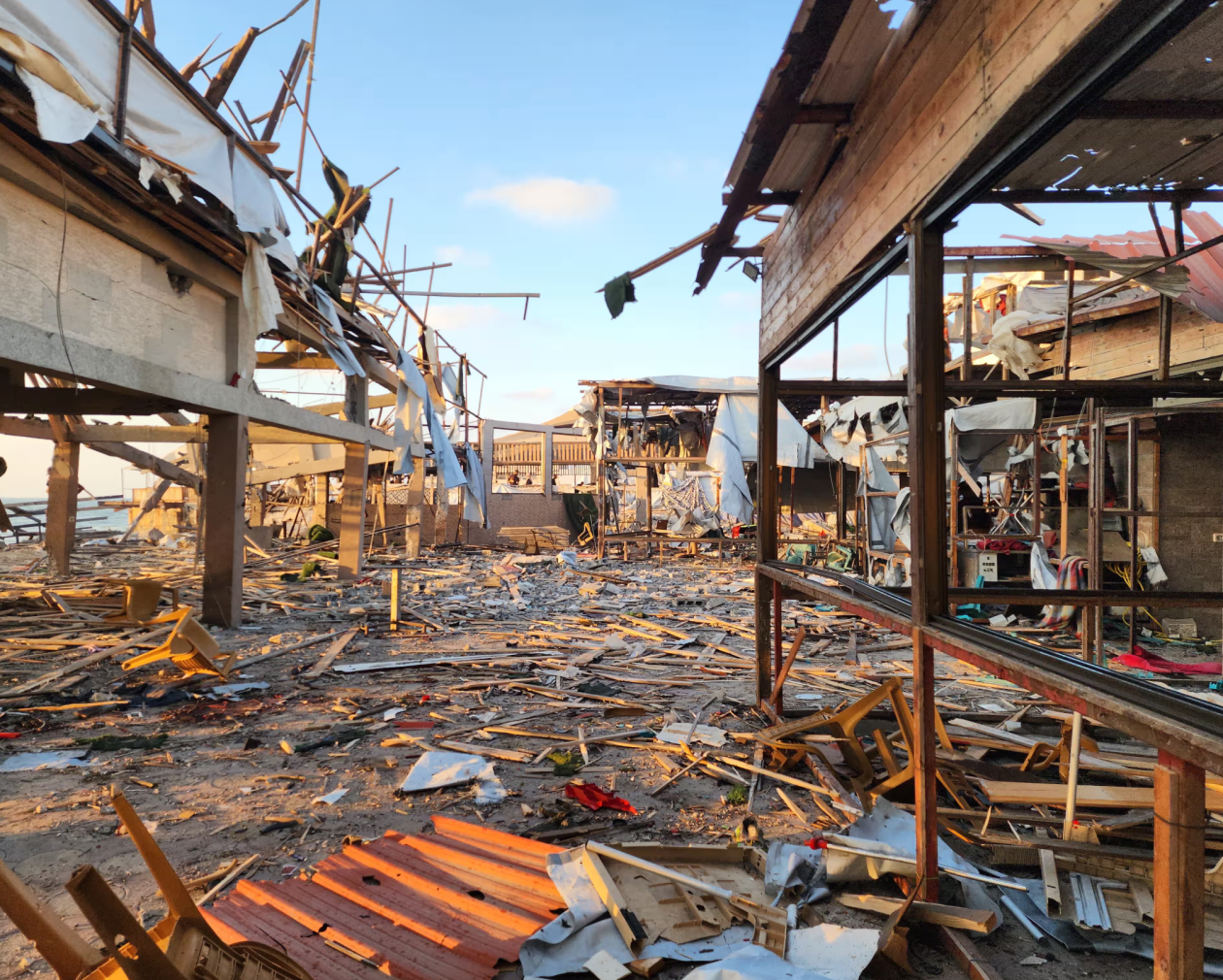 残骸照曝光！英媒爆：以军动用500磅重MK-82炸弹空袭加沙咖啡馆，致大约40人死亡