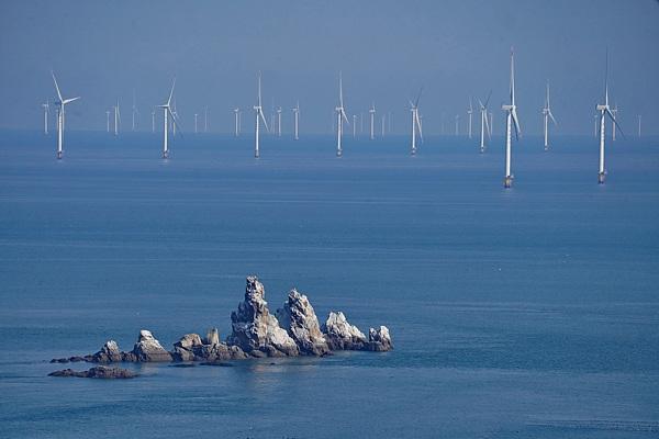《纽约时报》专栏作者弗里德曼：特朗普的“大而美”法案，让14亿中国人笑话美国