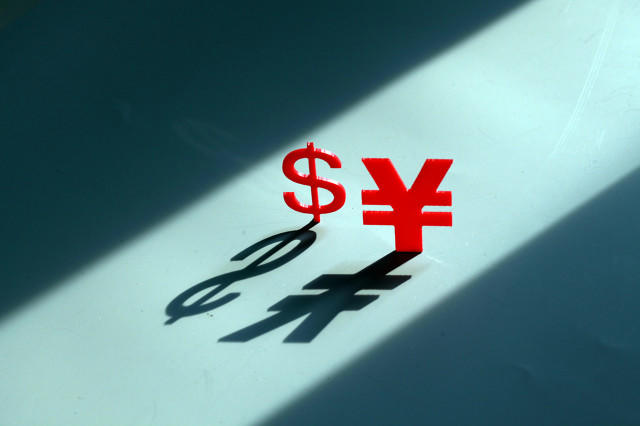 期货市场的价格波动与市场流动性的关联？