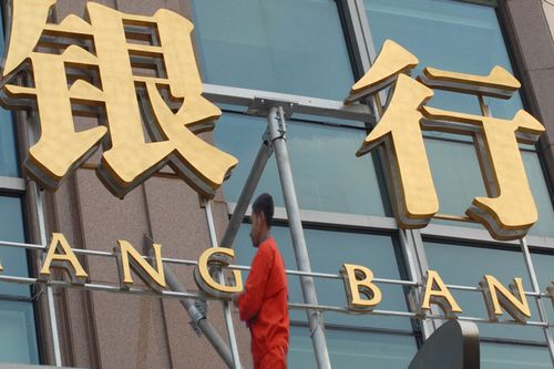 投资者如何利用银行的技术支持提升决策？