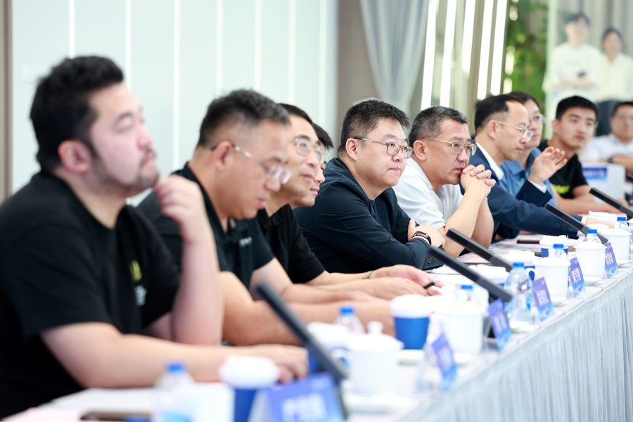 “民企发展正当时”座谈会上，22位上海民企当家人建言献策，共话信心与动力