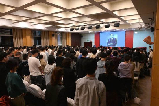 追忆杨振宁、趣说量子力学,潘建伟复旦开讲!