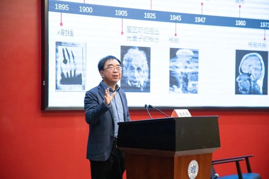 追忆杨振宁、趣说量子力学,潘建伟复旦开讲!