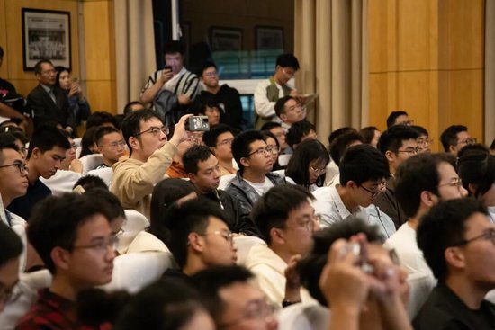 追忆杨振宁、趣说量子力学,潘建伟复旦开讲!
