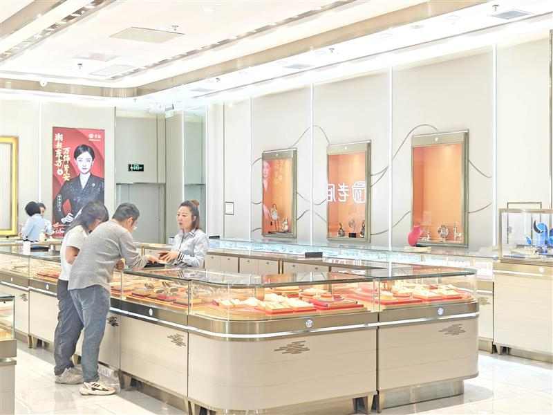 金价“退烧” 市场现冷暖“两极” 金饰门店冷清,投资金条与ETF受捧