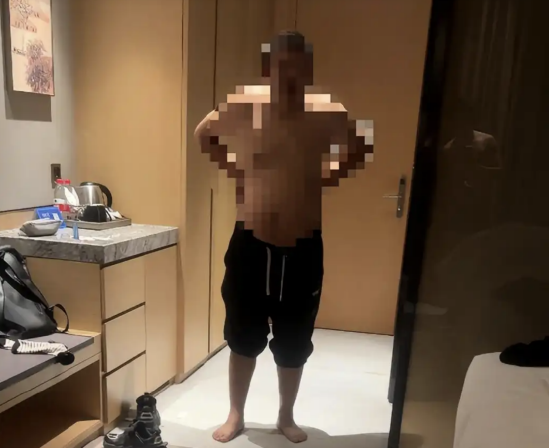 给错房卡？ 赤身大汉夜闯客房吓坏夫妻，希尔顿酒店回应：会赔偿