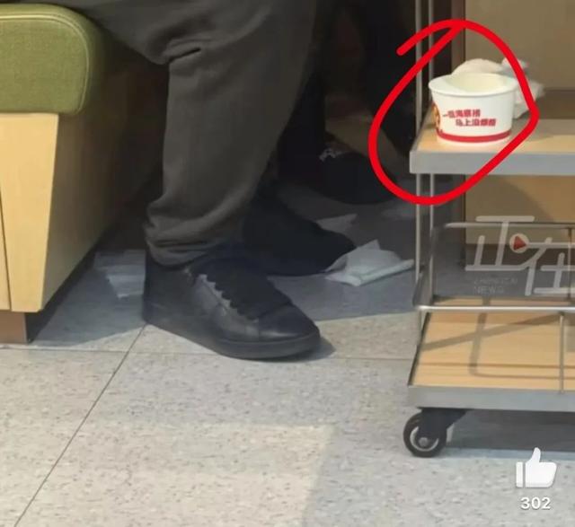 事发海底捞!一家长用纸碗接小孩尿后放餐车,被邻桌投诉“一股味”