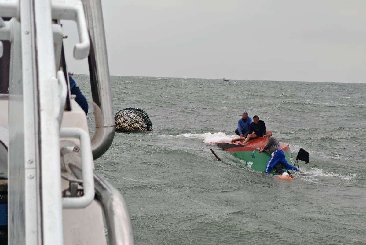 风浪致渔船倾覆 中国海警局南海分局紧急救4人
