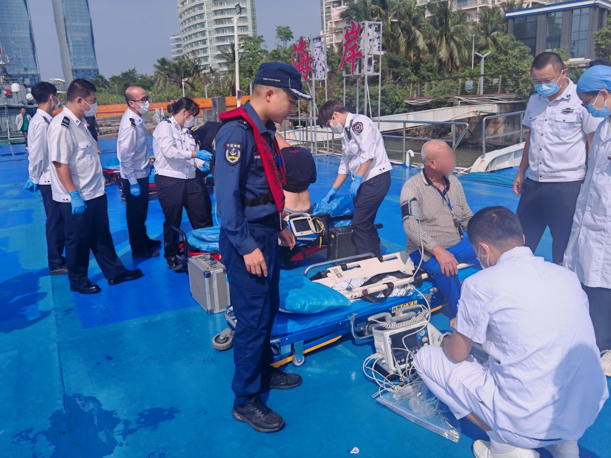 风浪致渔船倾覆 中国海警局南海分局紧急救4人