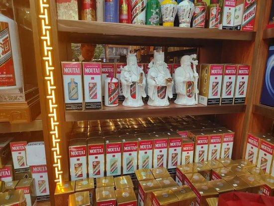 飞天茅台,跌破1600元