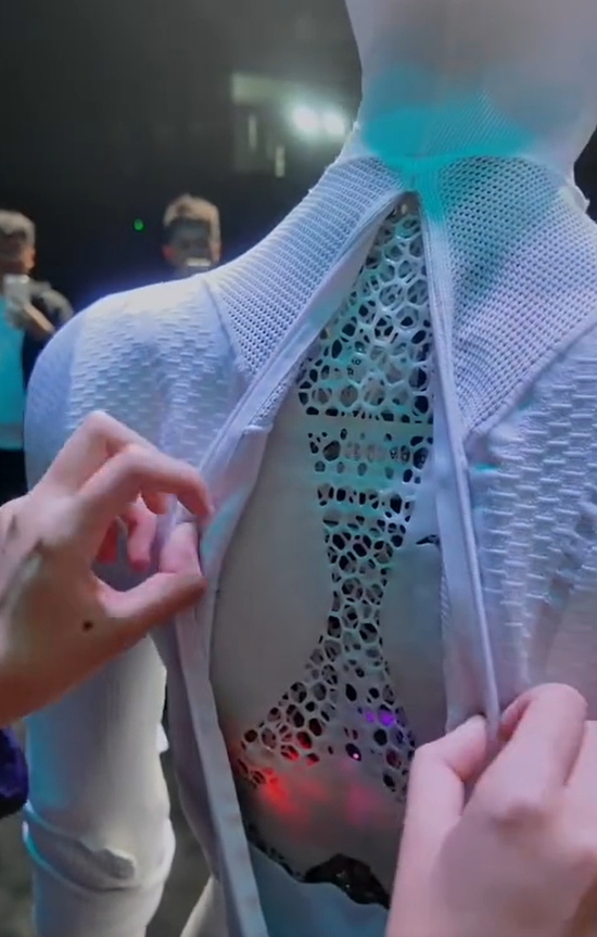 机器人长耳朵了？网友吵翻！何小鹏回应机器人里藏真人