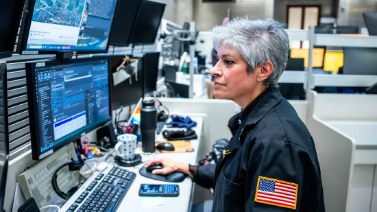 开盘：美股周四低开 市场关注AI交易与特朗普关税前景