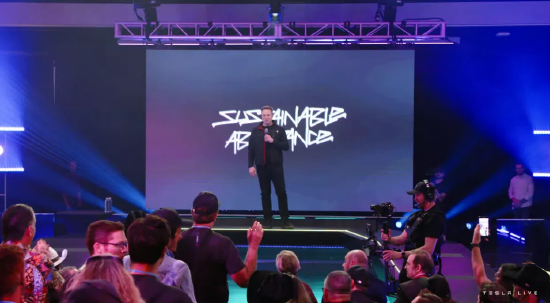 【视频】万亿美元薪酬方案获得通过 马斯克和机器人共舞庆祝