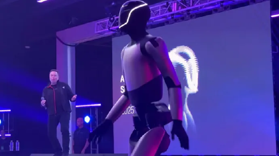 【视频】万亿美元薪酬方案获得通过 马斯克和机器人共舞庆祝