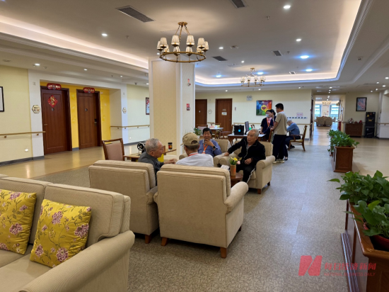 近10万香港老人跨境养老背后：费用便宜、居住空间大是核心动力，但医疗衔接待完善