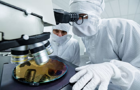 英飞凌预测2026财年重启增长 AI芯片需求持续推升