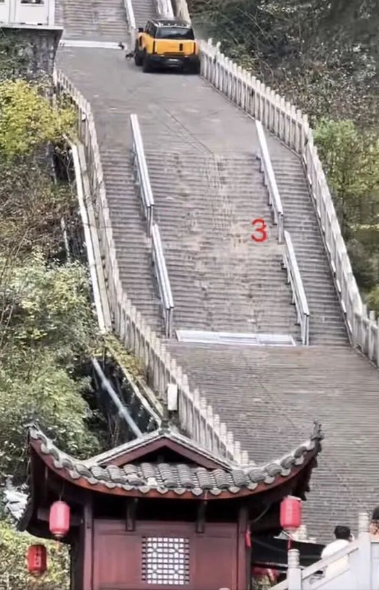 奇瑞汽车凌晨致歉：将全力修复并承担赔偿！此前，汽车攀爬张家界天门山999阶天梯，结果溜下台阶撞坏护栏