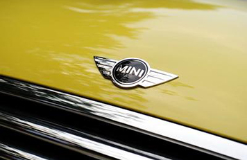 为什么汽车发动机要定期更换机油？