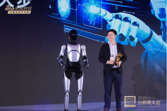 智元远征A2登上金麒麟舞台：那句“我既是颁奖嘉宾又是您的研究对象”标记了一个时刻