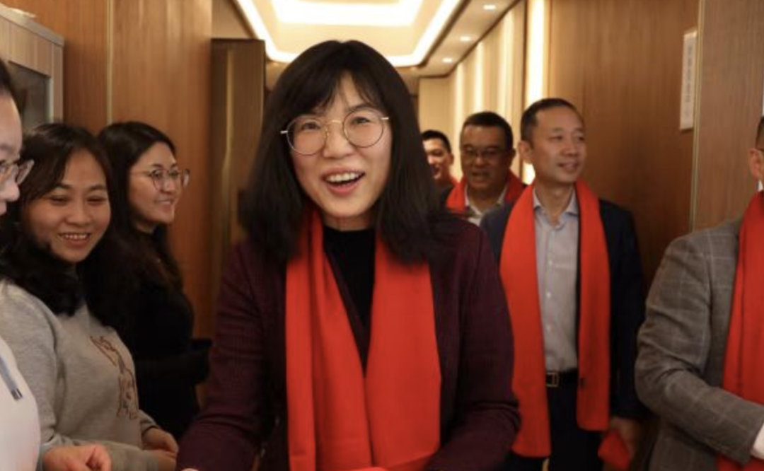 政商“旋转门”受贿！从建行辞职，摇身一变成年薪千万女副总，拿“安家费”等财物超4000万，被判14年