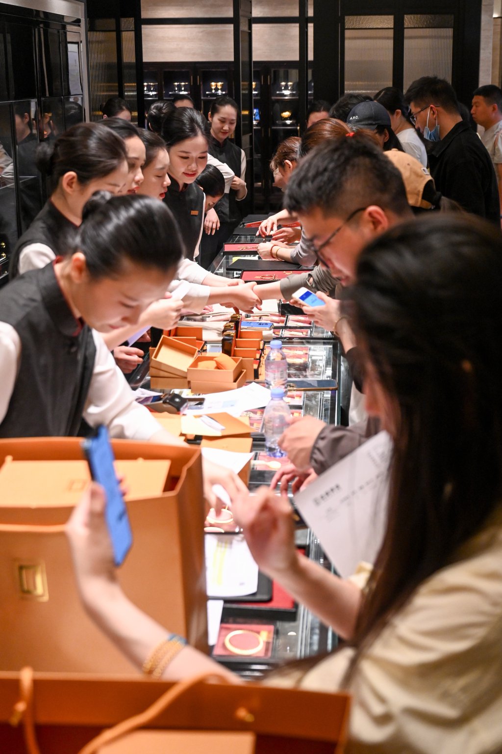 2025年金价“狂飙”,我们为何依然痴迷黄金?